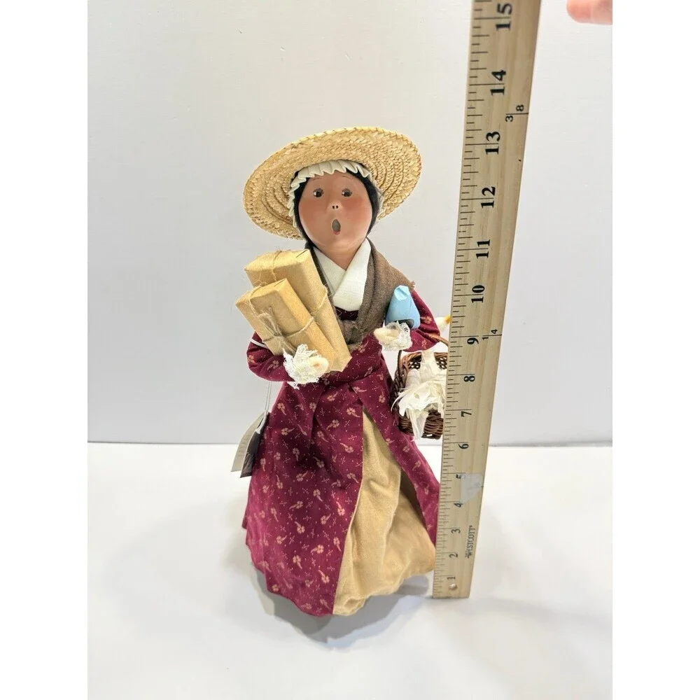 Byers Choice 2006 Williamsburg Woman Shopper Holding Basket Goose Candle Bread